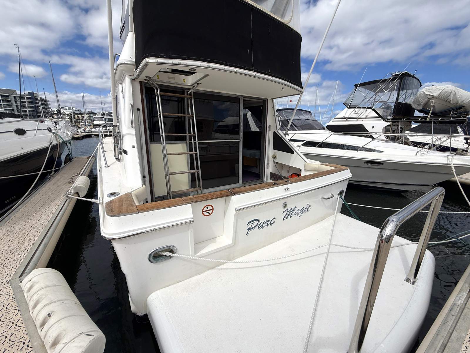 Sea Ray 340 Sedan Bridge - Classic Flybridge Cruiser with Volvo Diesel powe