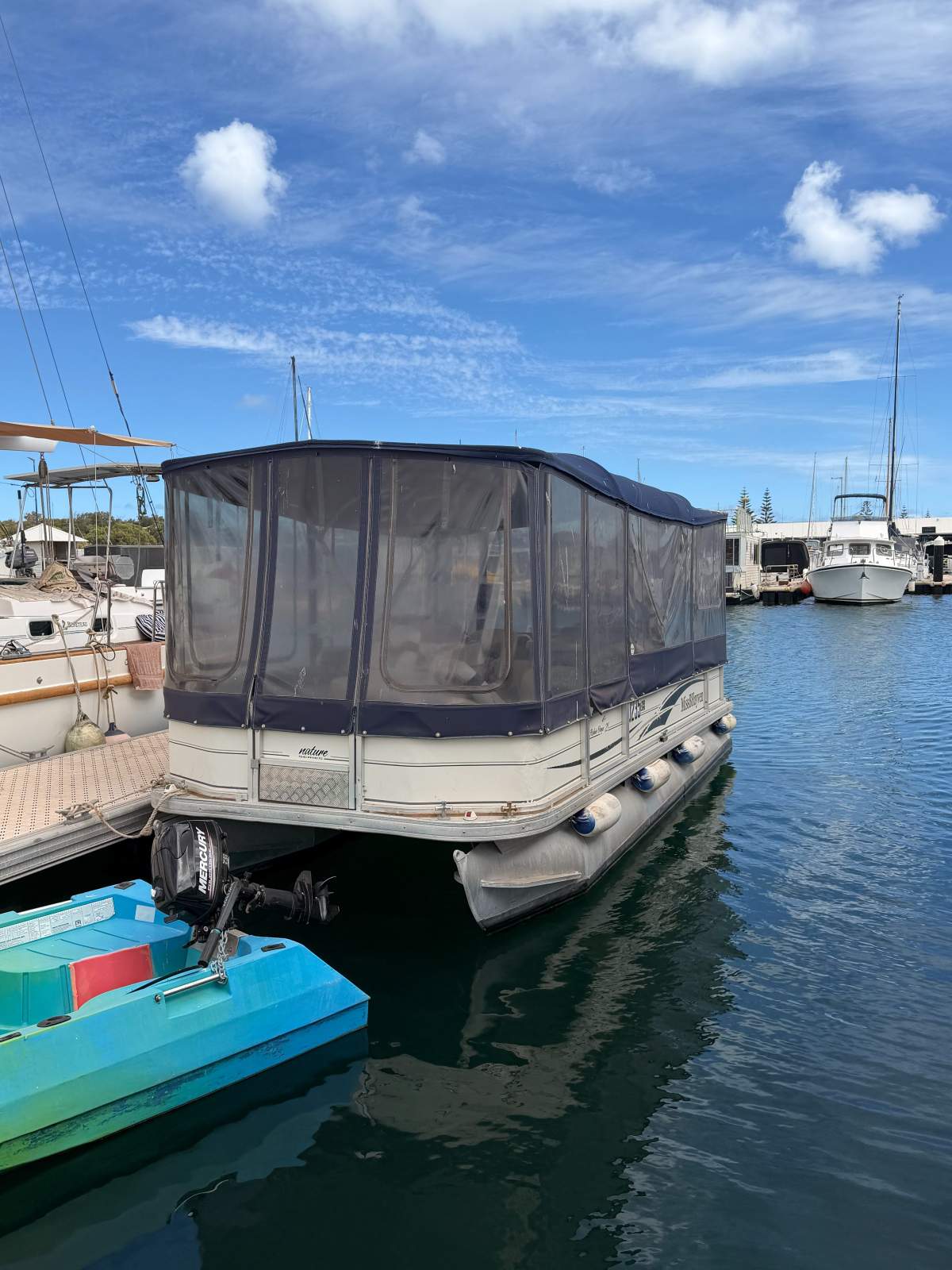Sun Tracker Fishing Barge 21