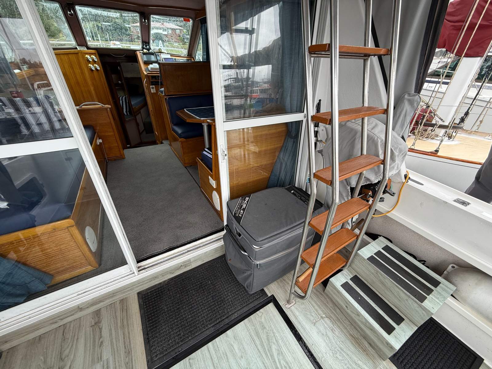 Seafarer 34 Flybridge Cruiser Sarie Marais