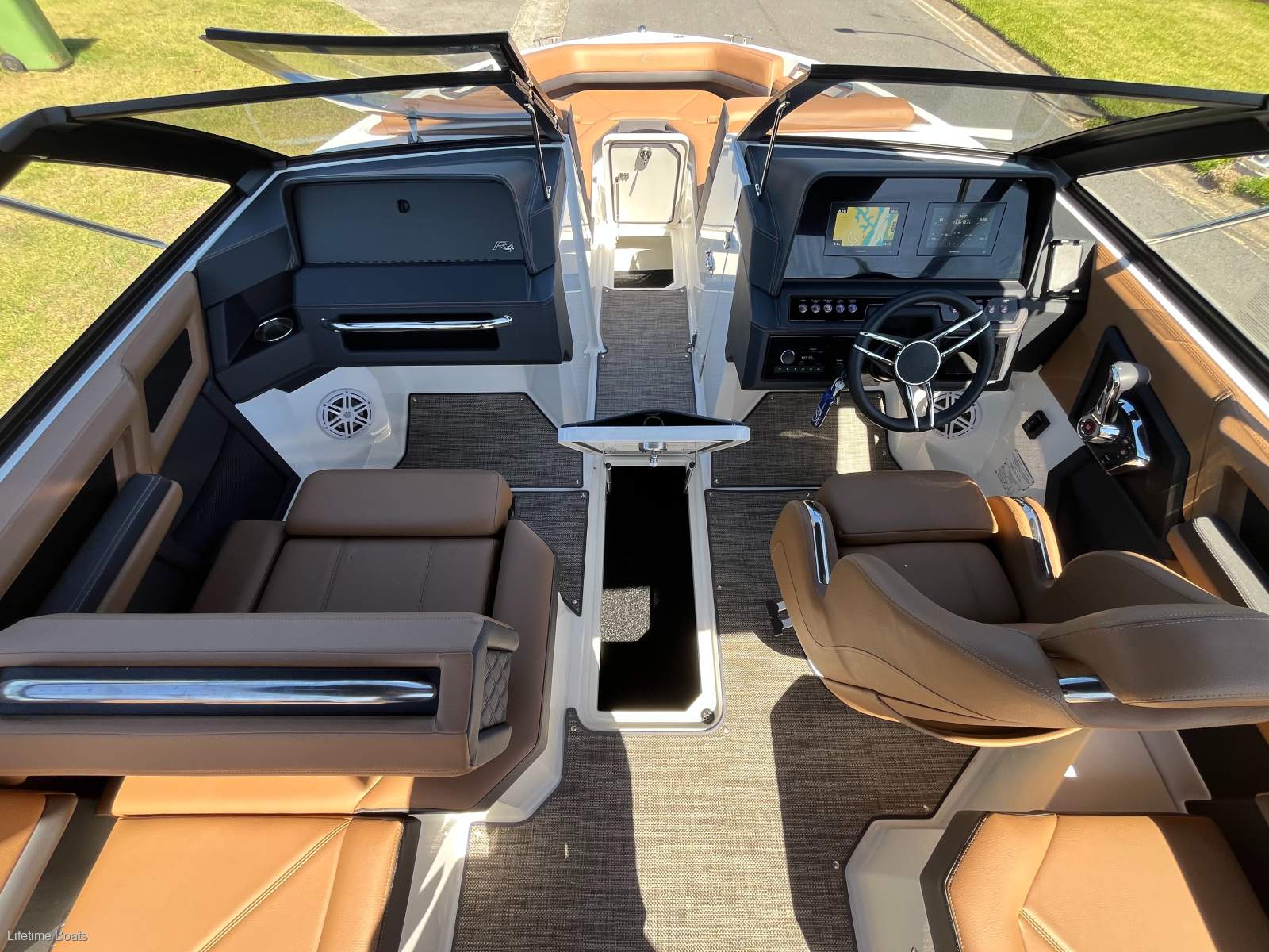 Cobalt R4 Outboard - 2025MY AVAILABLE NOW!!