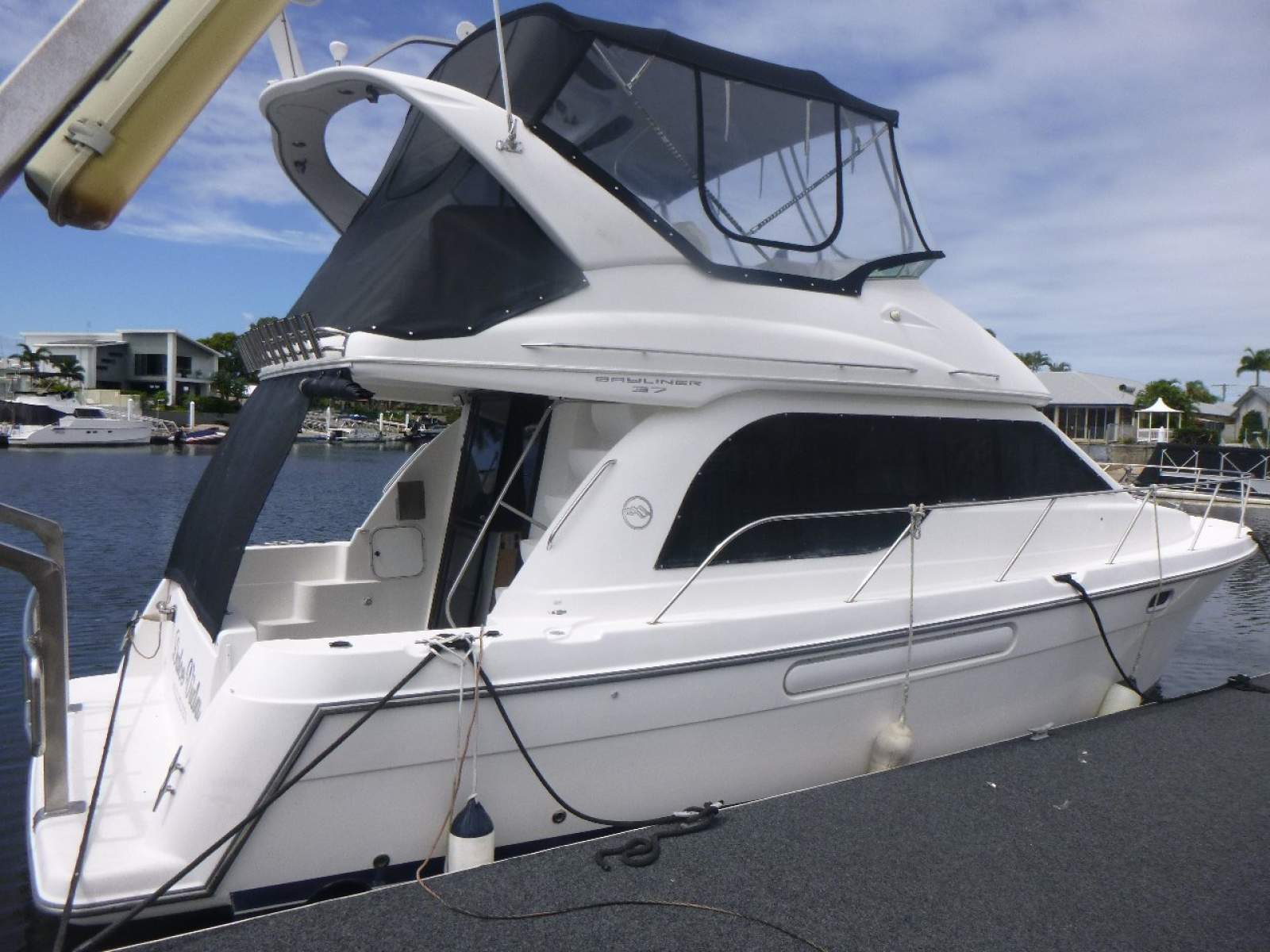 Bayliner 3788 Command Bridge Cruiser
