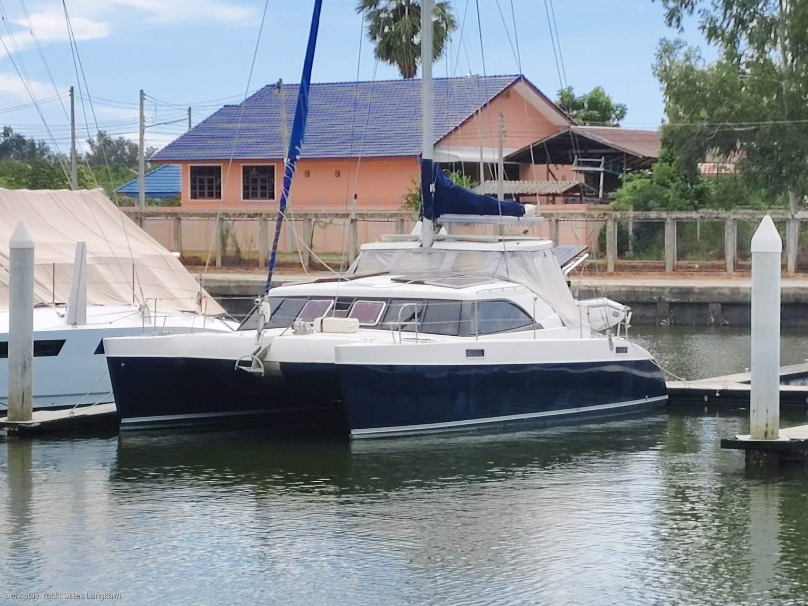 Broadblue Catamarans 385