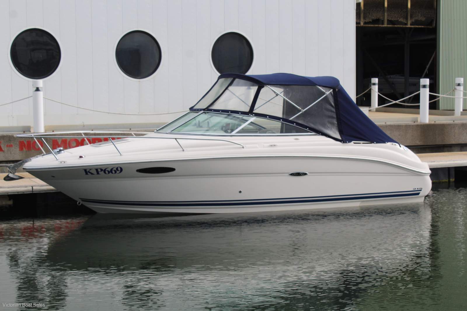 Sea Ray 215 Express Cruiser