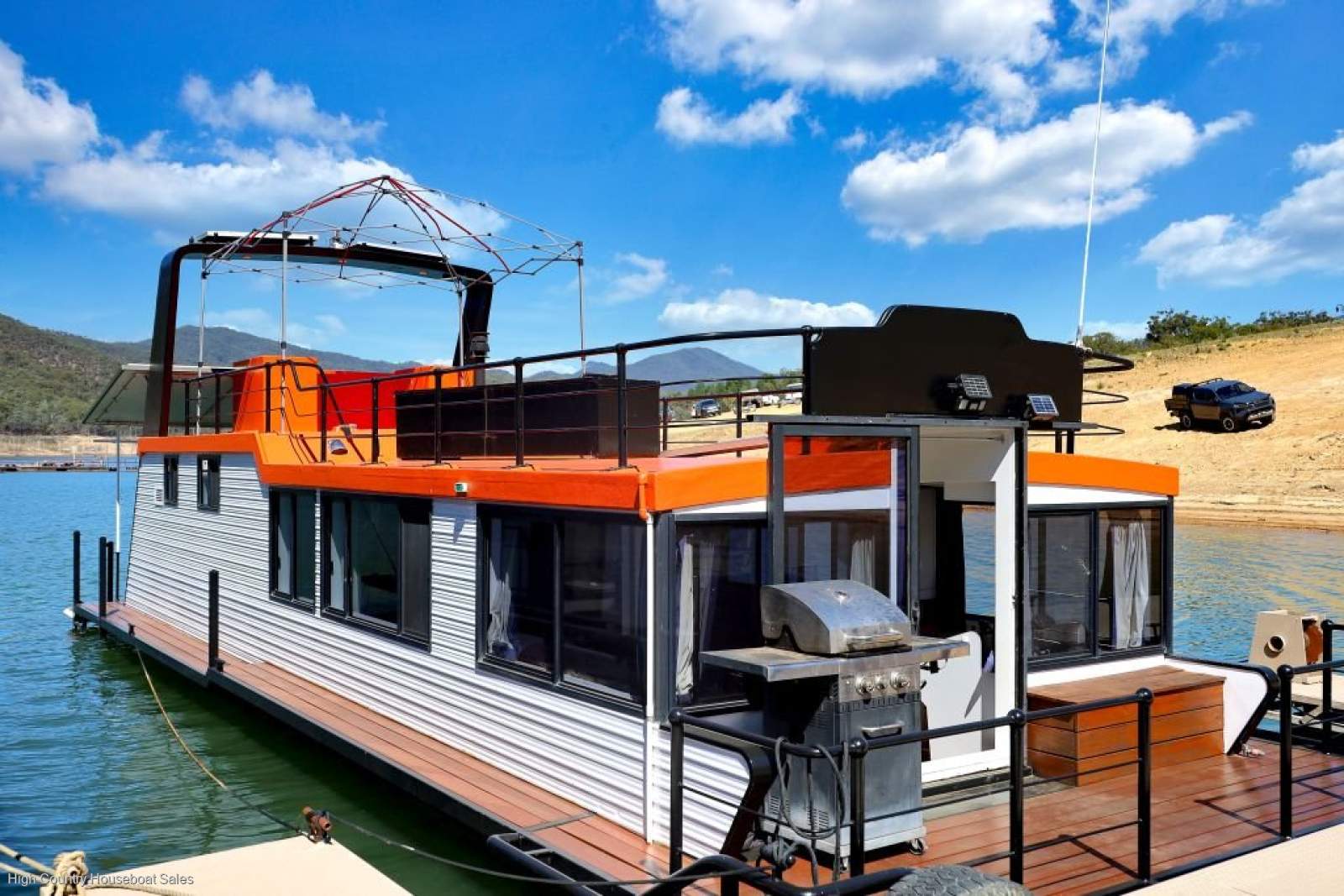 RAFFLES Houseboat Holiday Home on Lake Eildon:Raffles @ JCM @ Lake Eildon