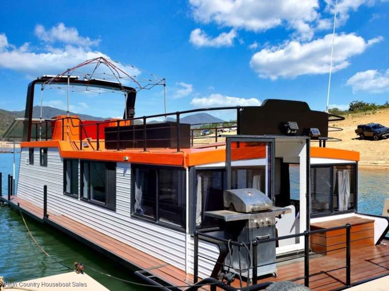 RAFFLES Houseboat Holiday Home on Lake Eildon