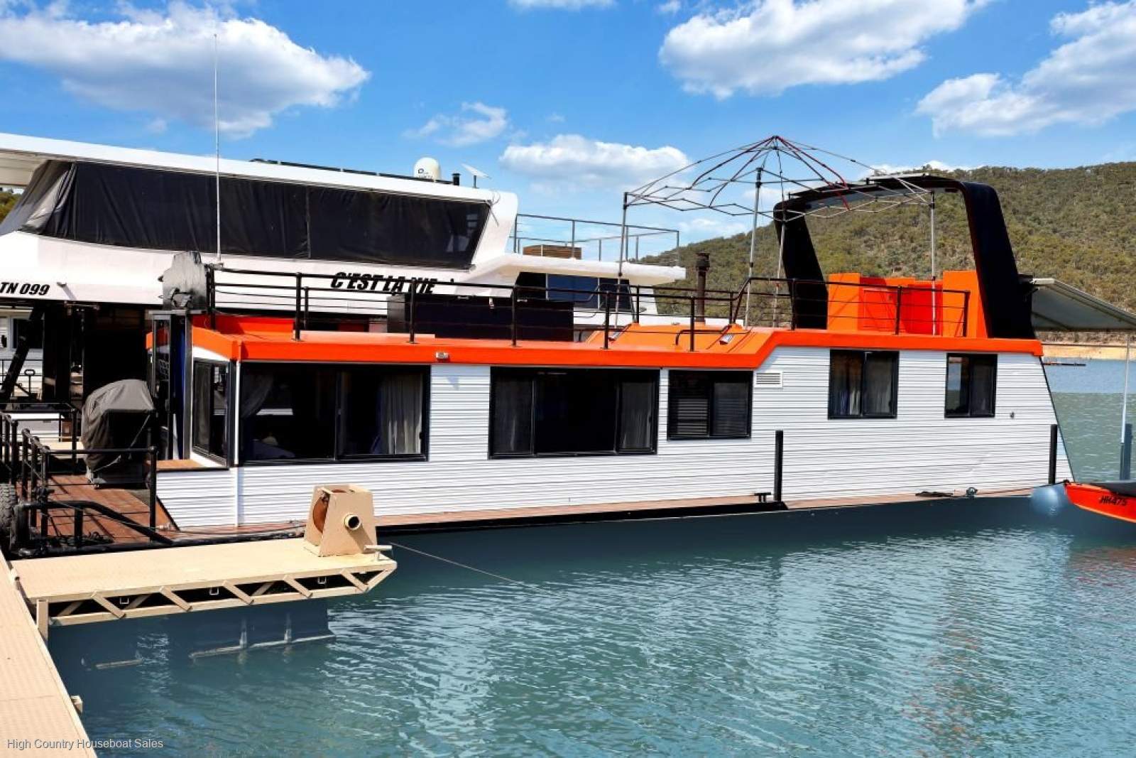 RAFFLES Houseboat Holiday Home on Lake Eildon:Raffles @ JCM @ Lake Eildon