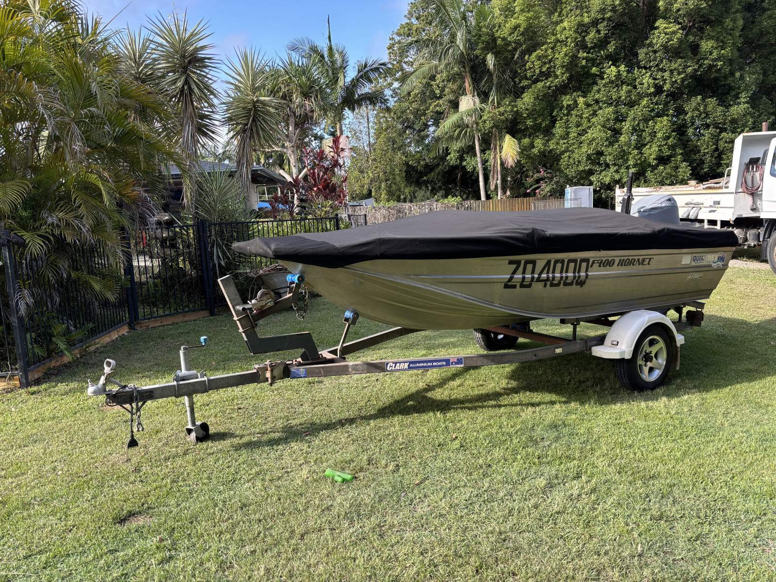 Quintrex 400 Hornet V Punt