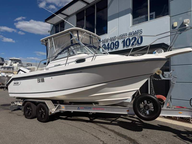 Boston Whaler 230 Conquest With Evinrude E-TEC Gen2 250HP (29 Hours!)