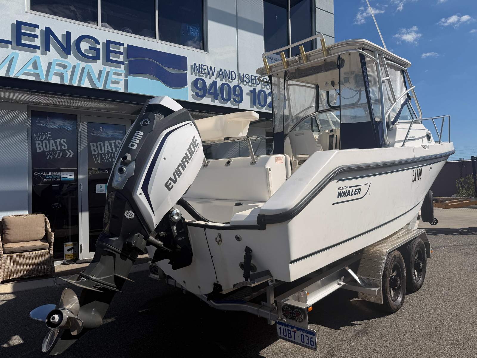 Boston Whaler 230 Conquest With Evinrude E-TEC Gen2 250HP (29 Hours!)