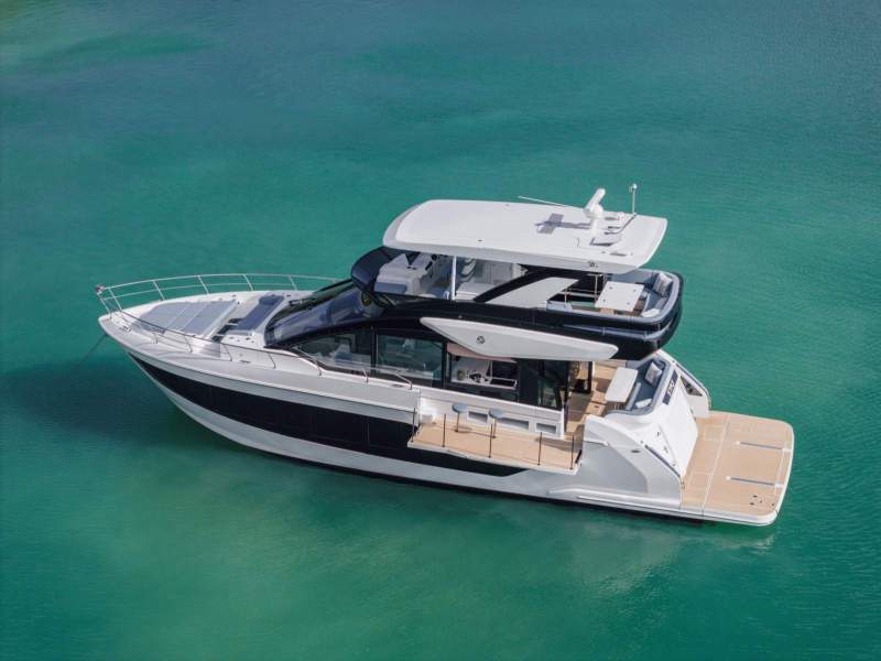 Cruisers Yachts 57 Fly