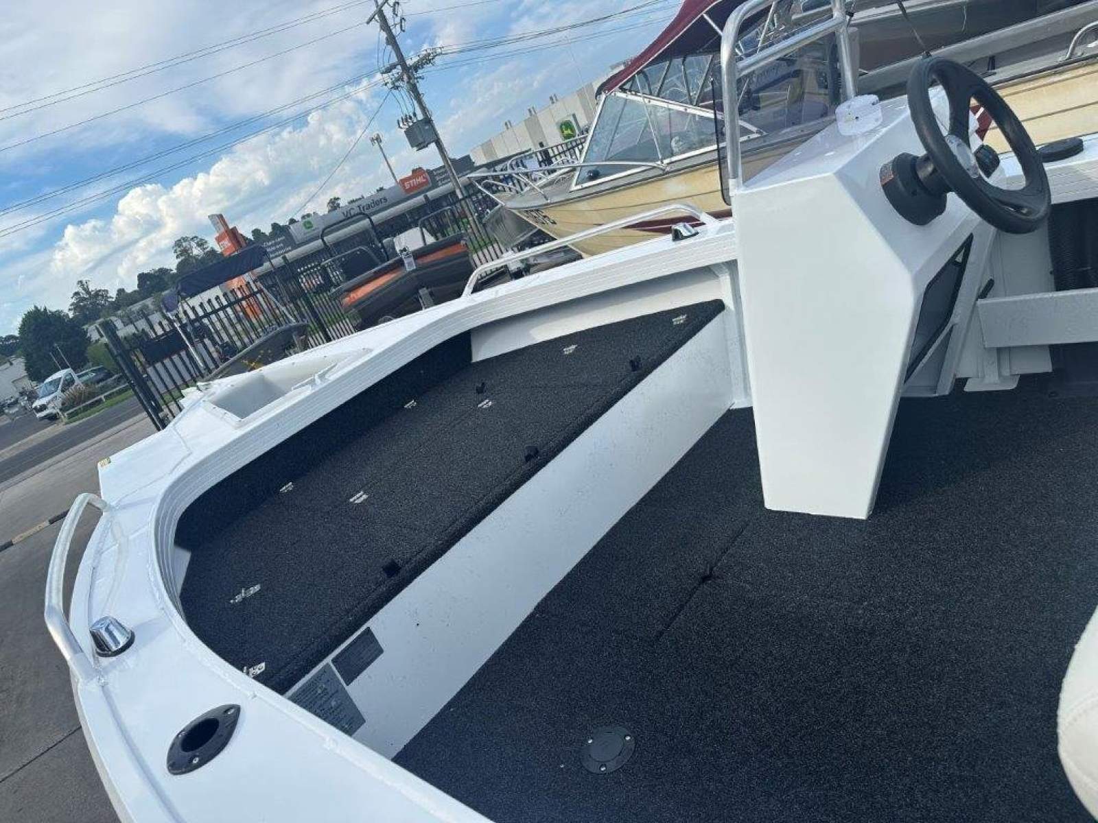 New Quintrex 420 Renegade SC - white paint, underlfoor fuel tank:https://boatsonline.yachthub.com/boat_admin/image_upload-v2.php?pe=342621