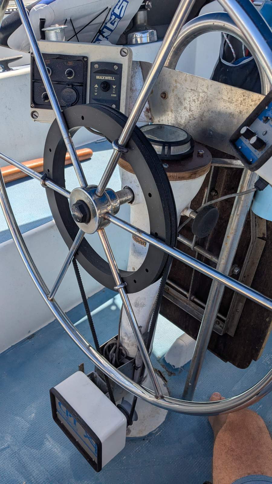 Steering pedestal, wheel and autopilot