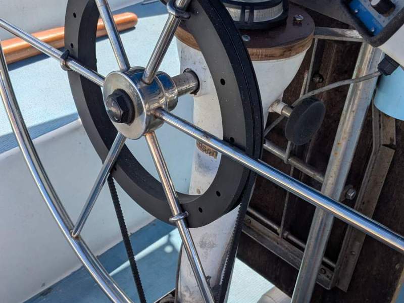 Steering pedestal, wheel and autopilot