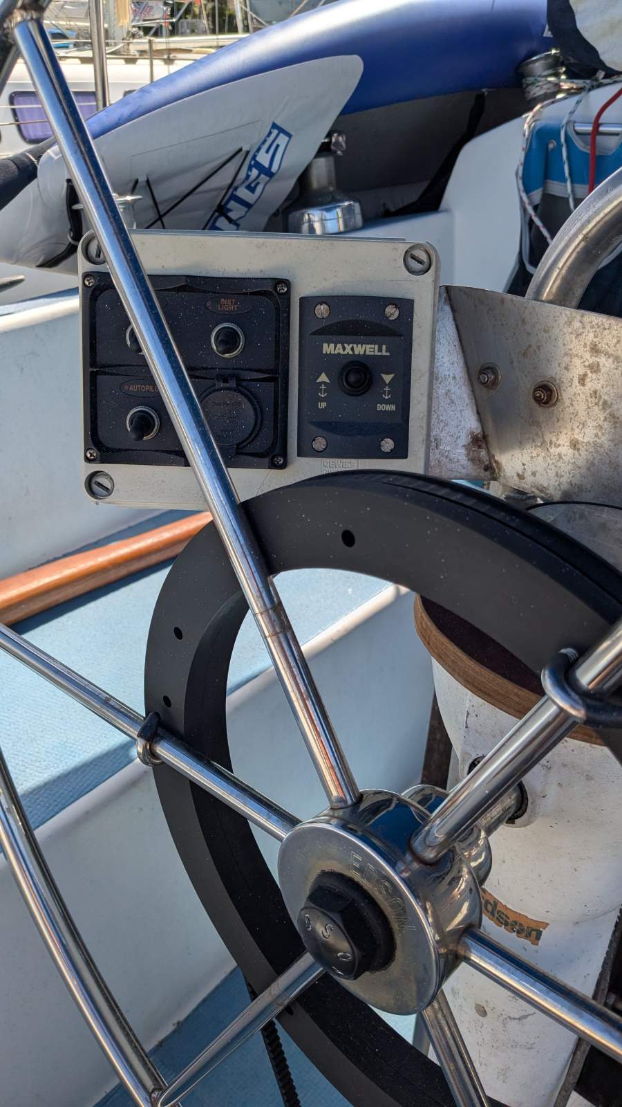 Steering pedestal, wheel and autopilot