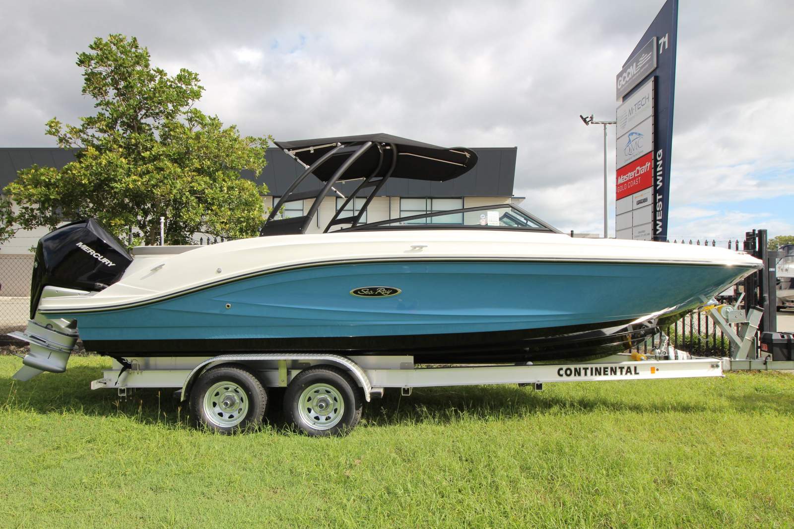 Sea Ray 230 SPX OB Bowrider