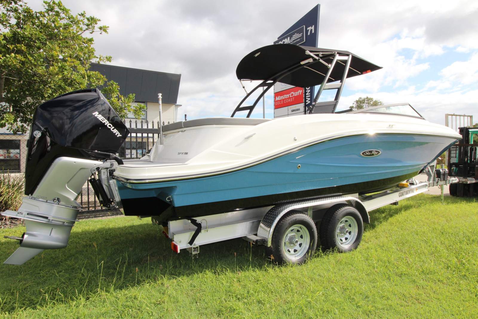 Sea Ray 230 SPX OB Bowrider