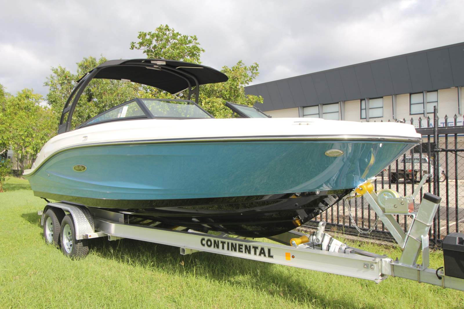Sea Ray 230 SPX OB Bowrider