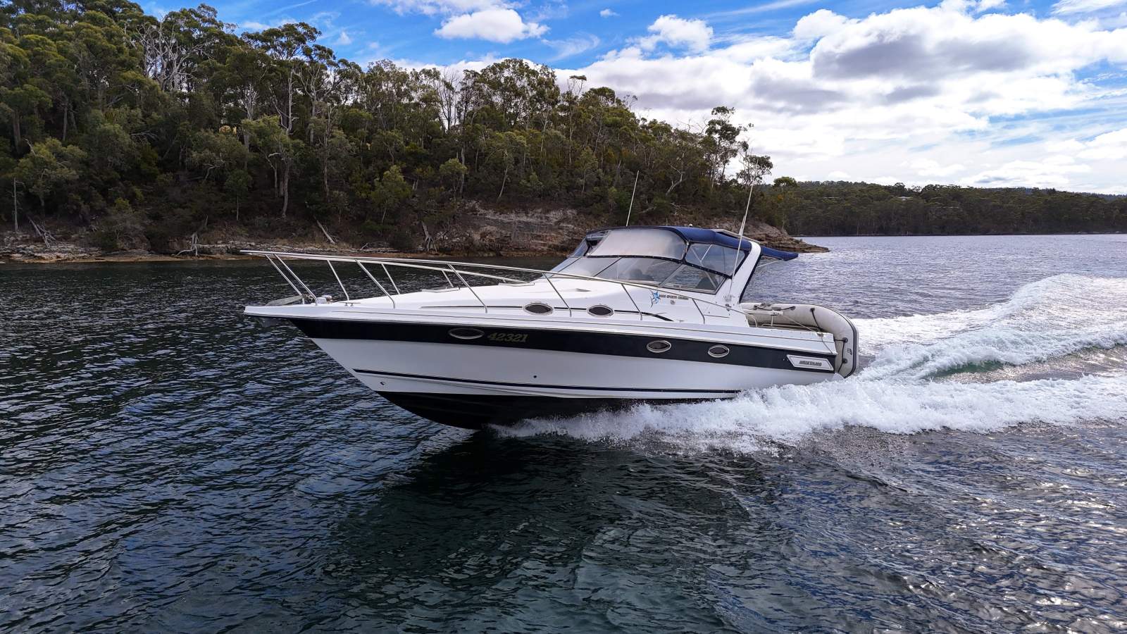 Mustang 3400 Sportscruiser PEDIGREE CRUISER, LUXURIOUS INTERIOR AND ACCOM. !