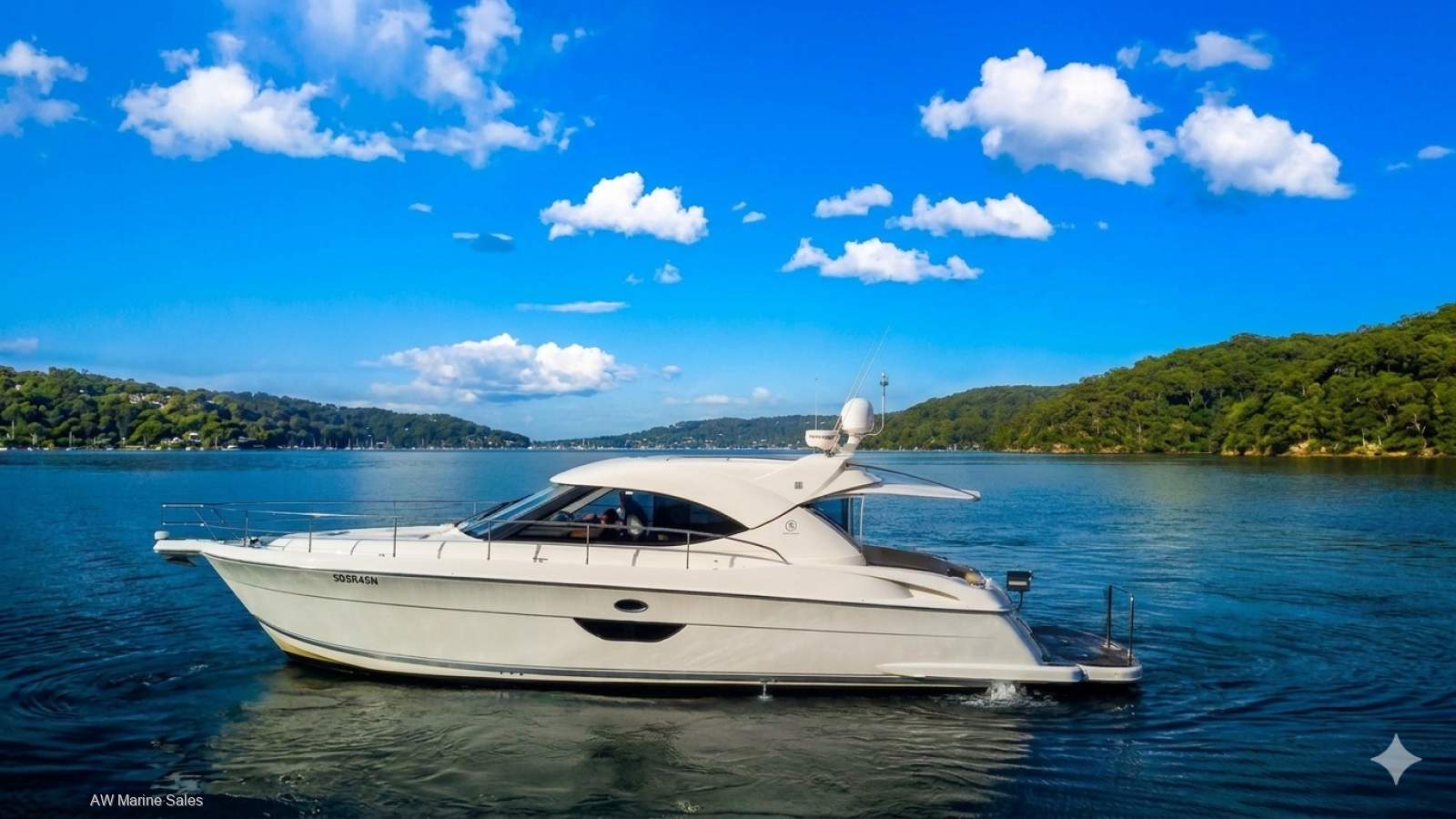 Riviera 4400 Sport Yacht