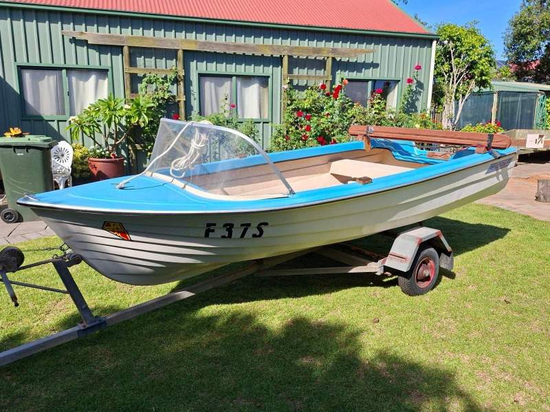 Pelican 3.96 13ft boat with trailer