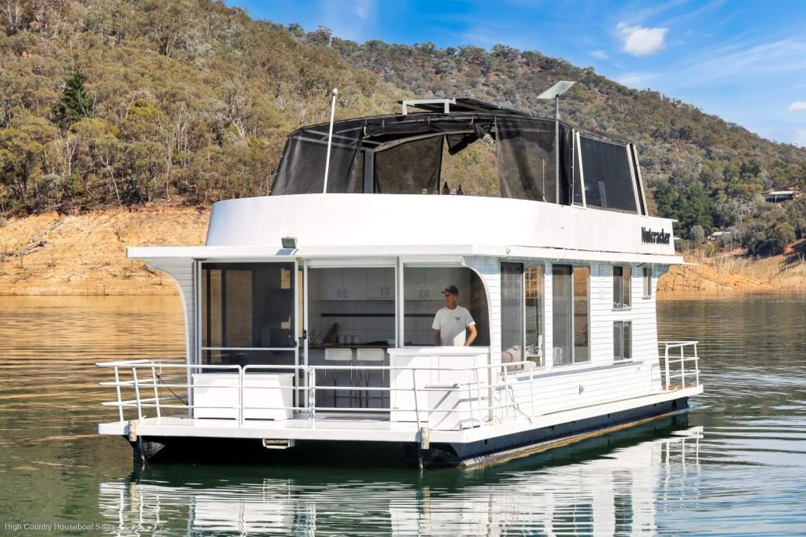NUTCRACKER Houseboat Holiday Home on Lake Eildon:Nutcracker on Lake Eildon