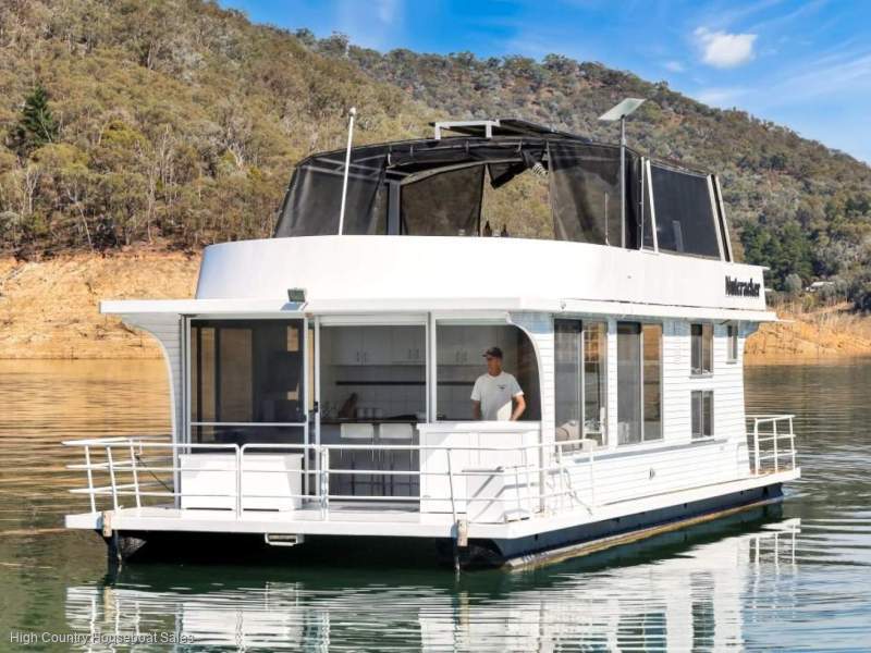 NUTCRACKER Houseboat Holiday Home on Lake Eildon