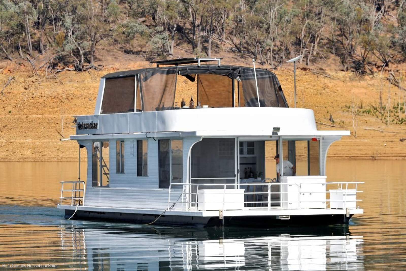 NUTCRACKER Houseboat Holiday Home on Lake Eildon:Nutcracker on Lake Eildon