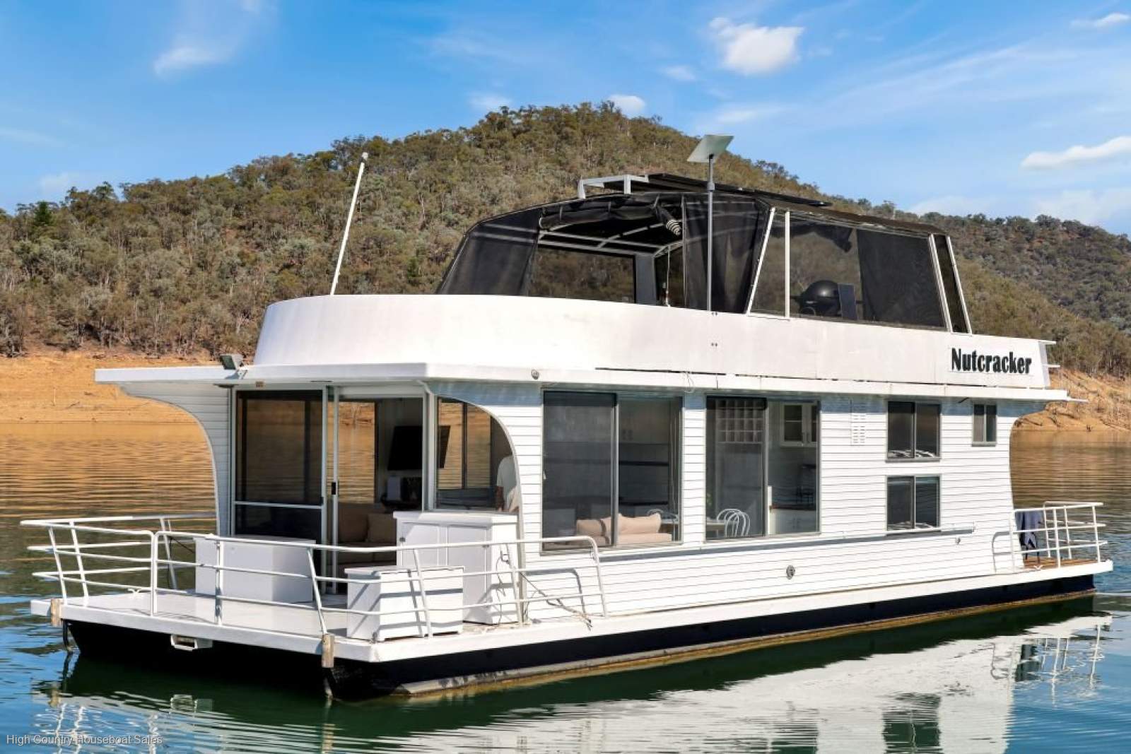 NUTCRACKER Houseboat Holiday Home on Lake Eildon:Nutcracker on Lake Eildon