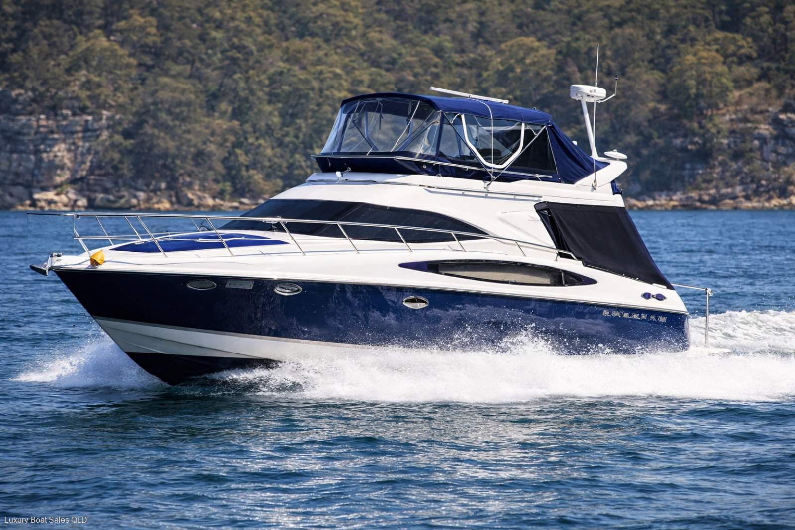 Regal 4080 Flybridge Sedan