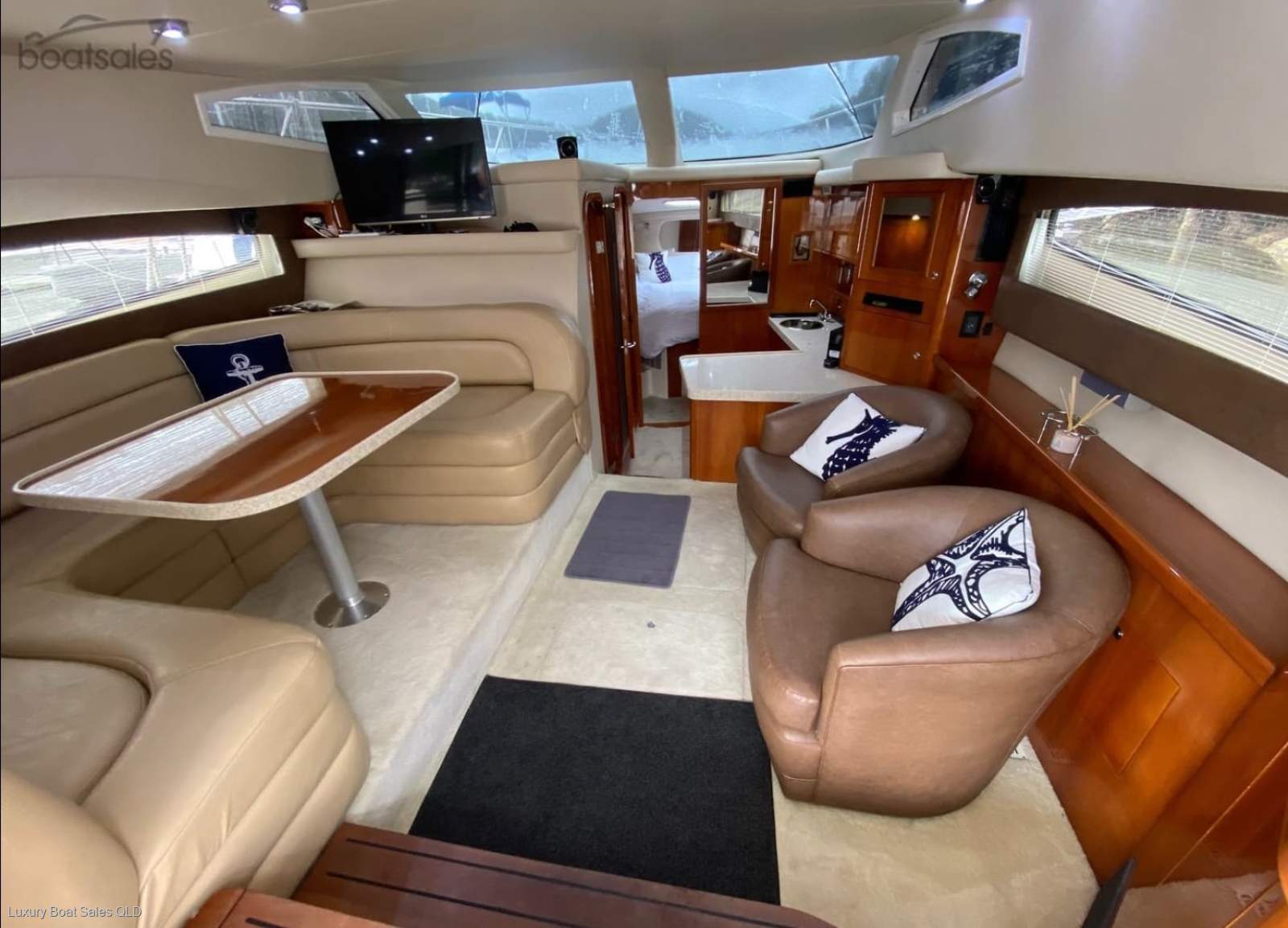 Regal 4080 Flybridge Sedan