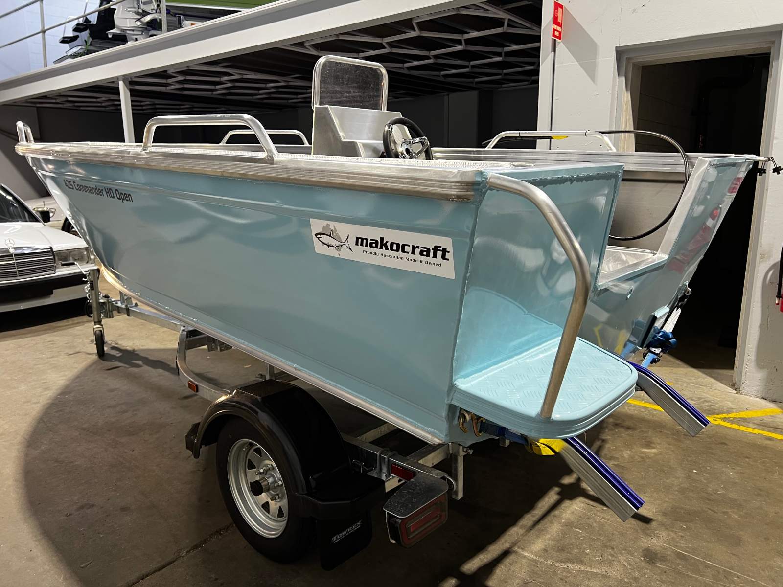 New Makocraft Commander 425 Hd Open Side Console