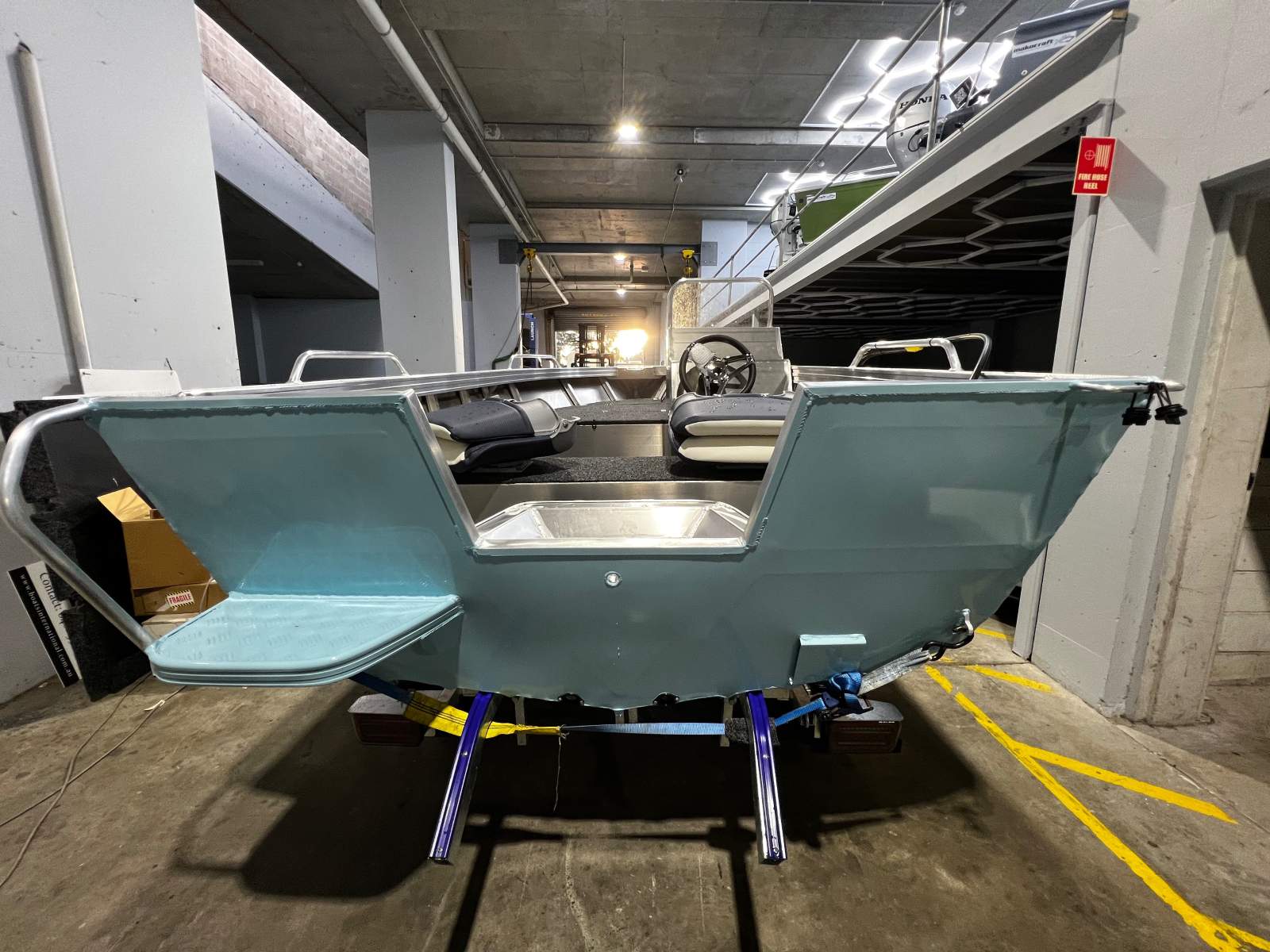 New Makocraft Commander 425 Hd Open Side Console