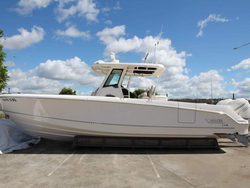Boston Whaler 330 Outrage Centre Console