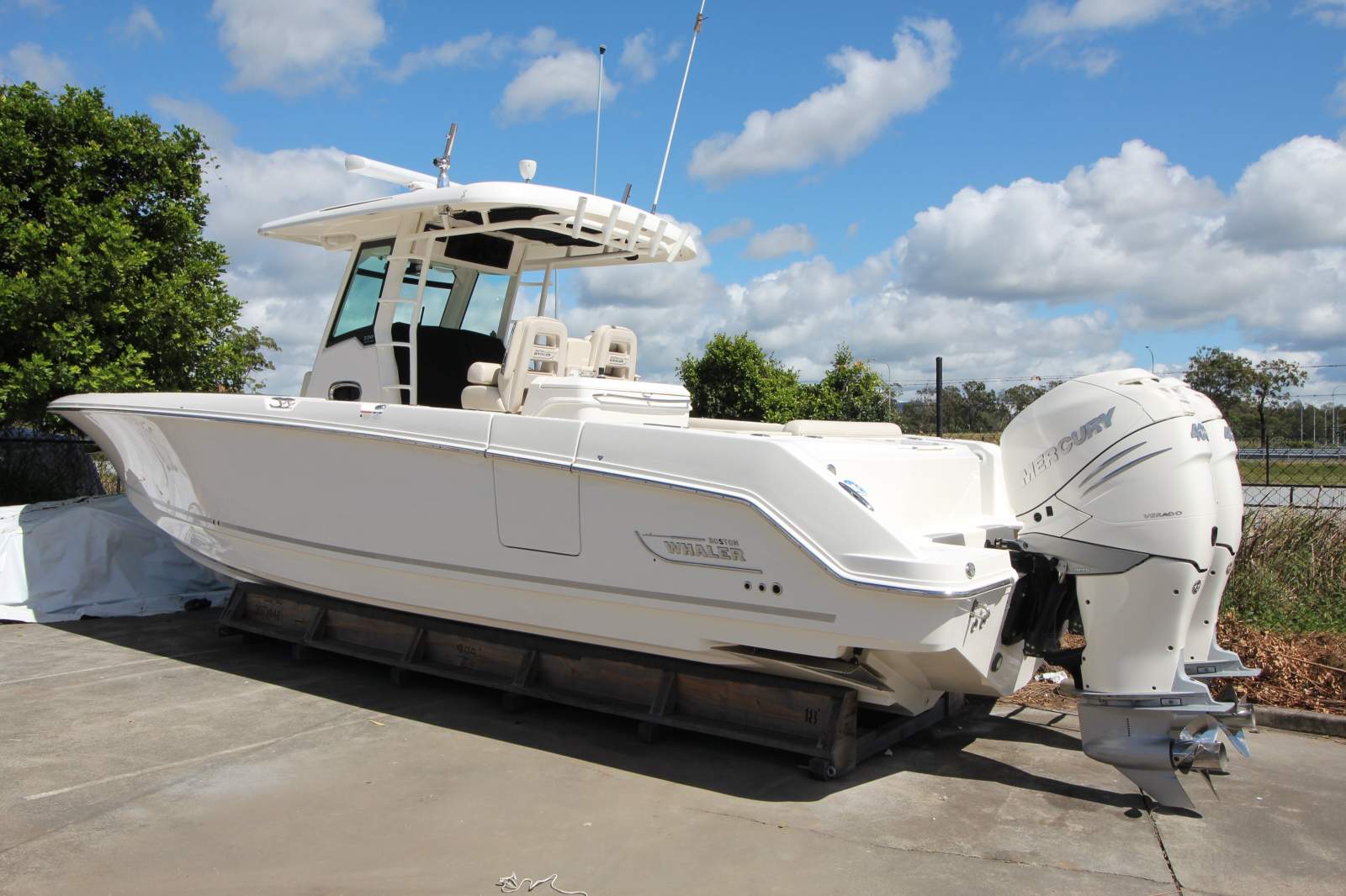 Boston Whaler 330 Outrage Centre Console