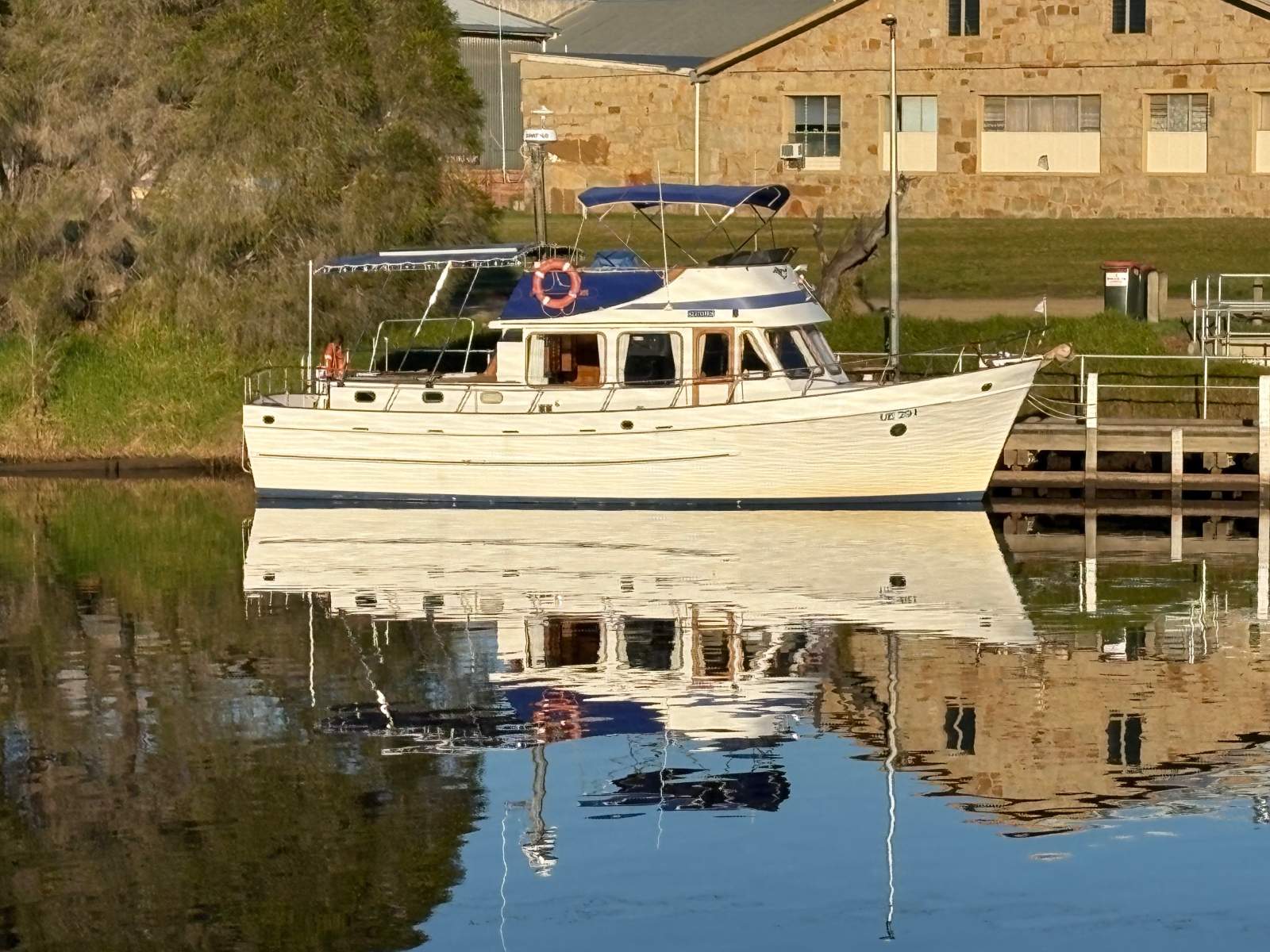 Universal 42 Flybridge cruiser