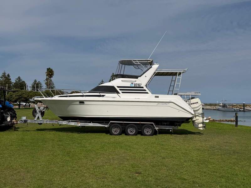 Seaquest 2800 Sportsman Flybridge Cruiser With 4500Kg Rated Trailer