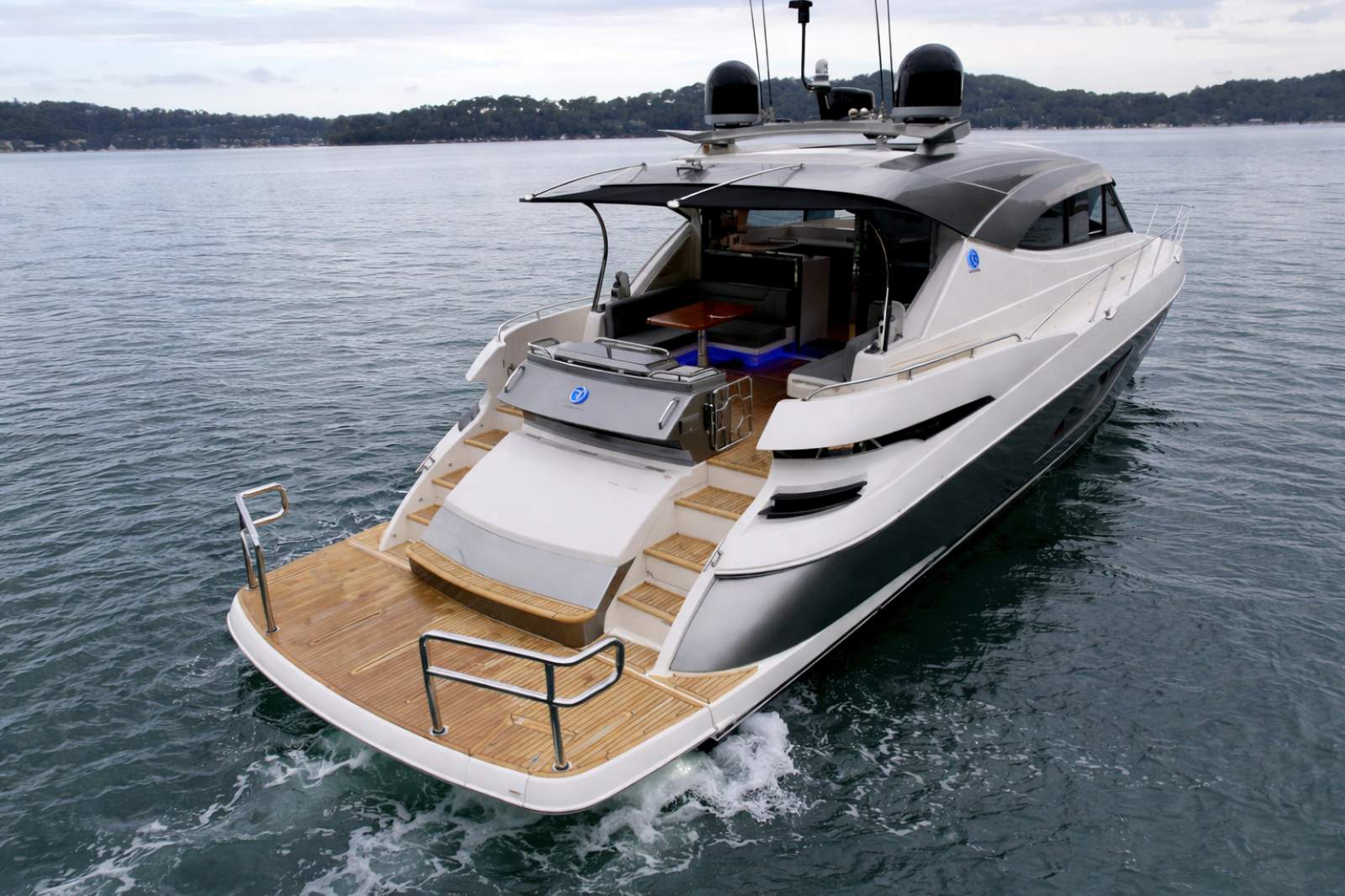 Riviera 6000 Sport Yacht Platinum Edition