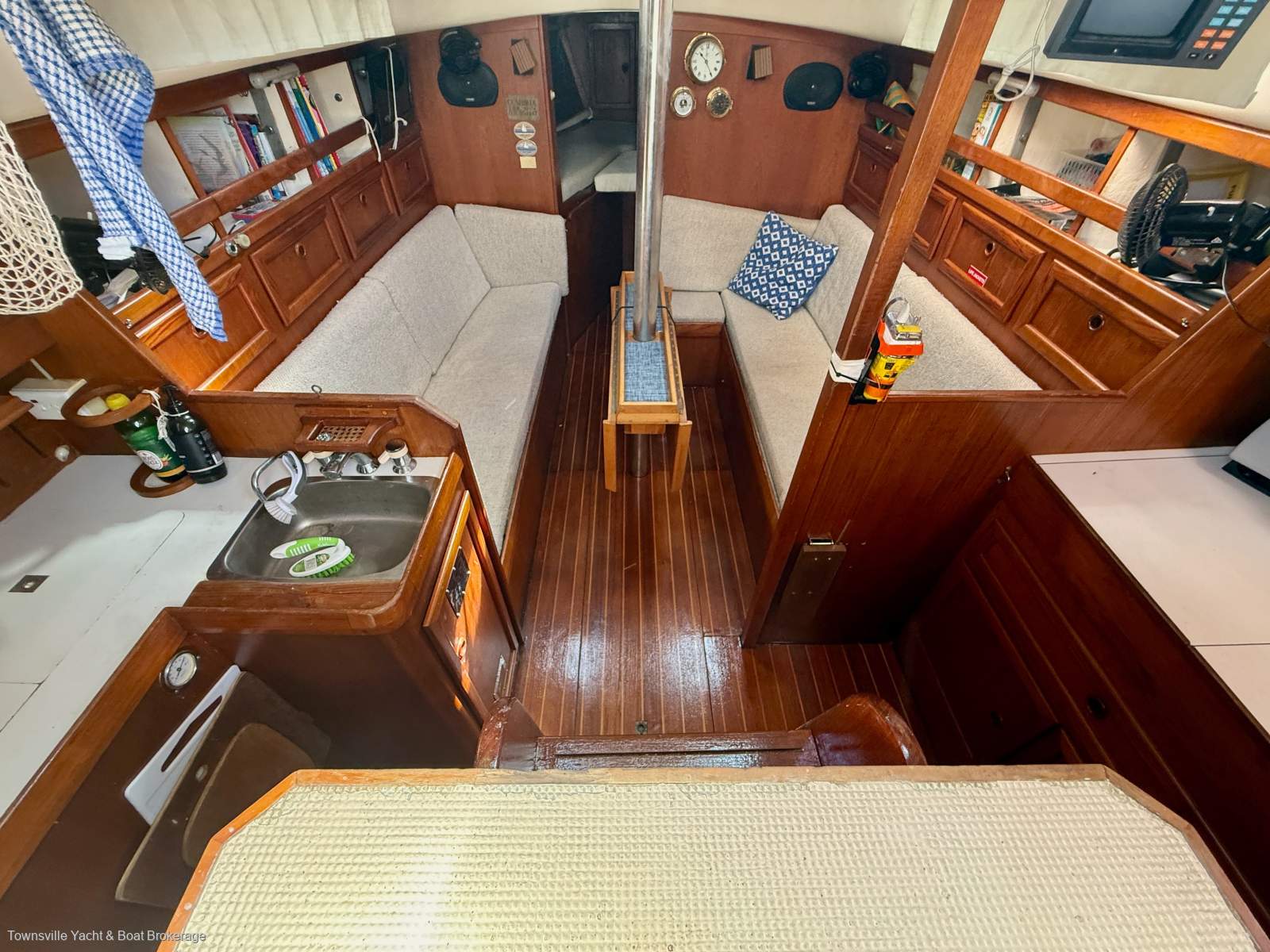 Jarkan 10.5 Centre Cockpit cruiser