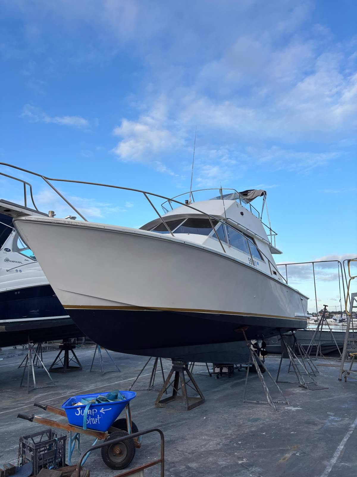 Fury 32 Flybridge Cruiser