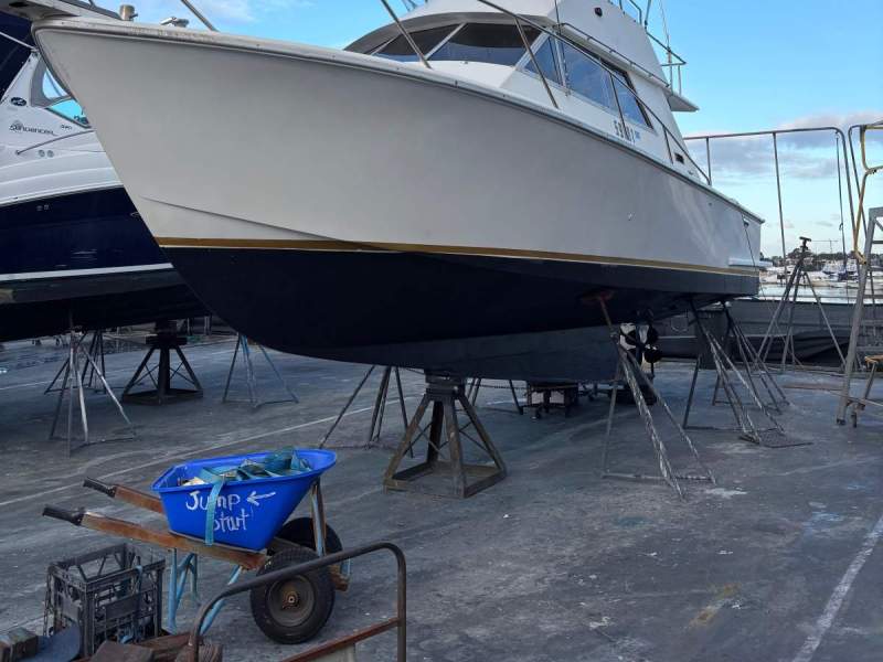 Fury 32 Flybridge Cruiser