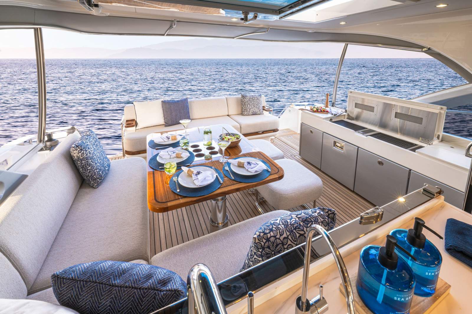 Riviera 5600 Sport Yacht Platinum Edition