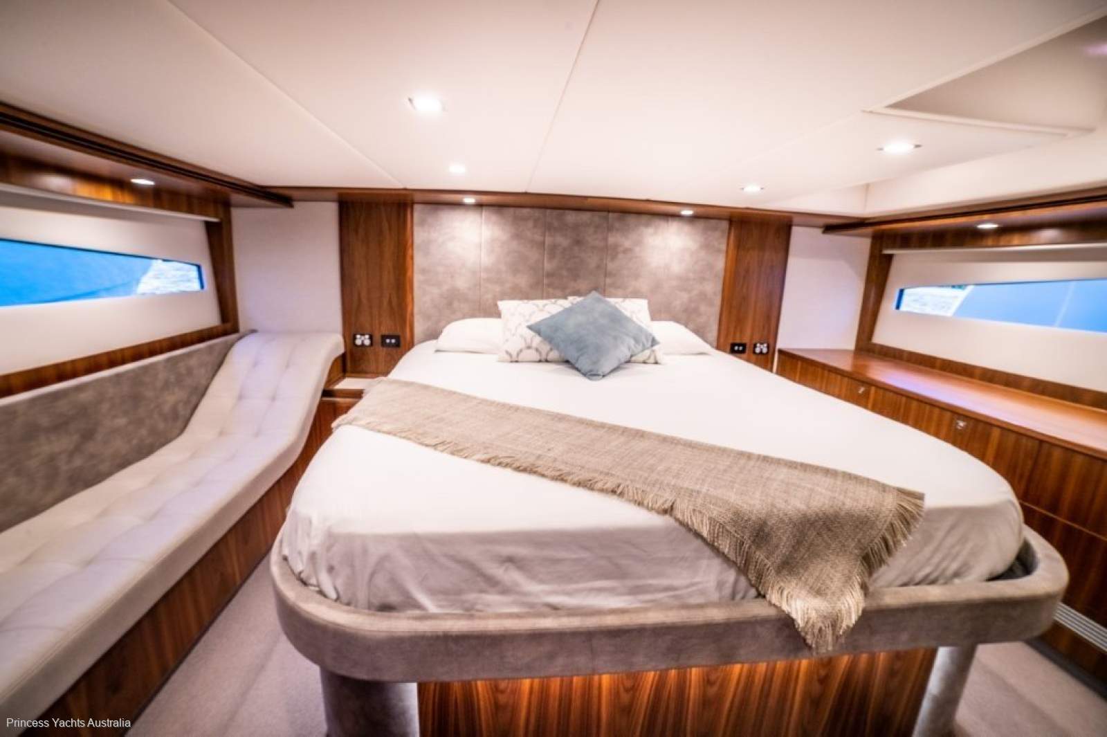 Riviera 5400 Sport Yacht Platinum Edition