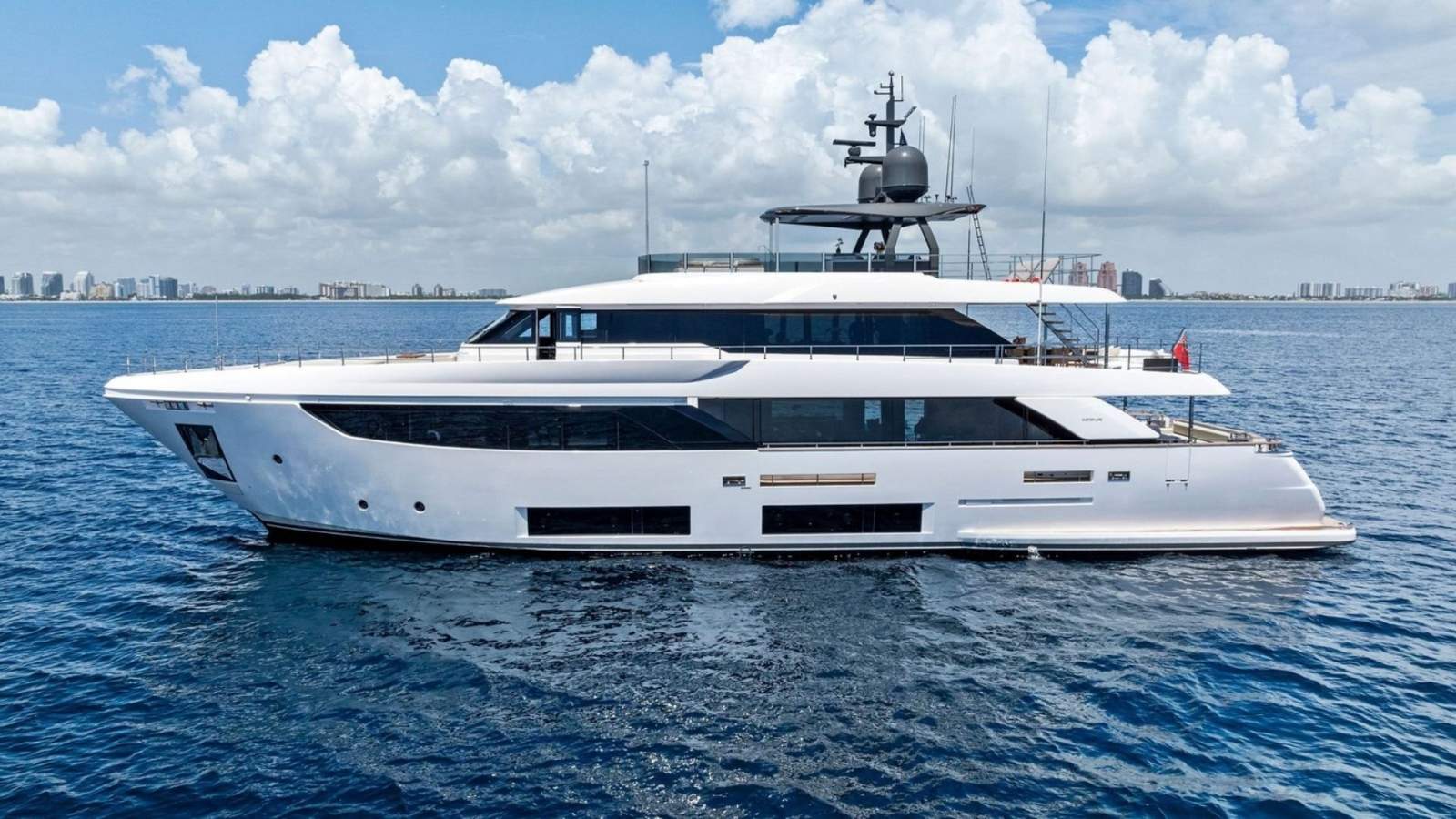 Custom Line Navetta 33