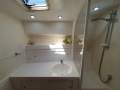 Caribbean 35 Flybridge Cruiser MK 3:Separate toilet/shower