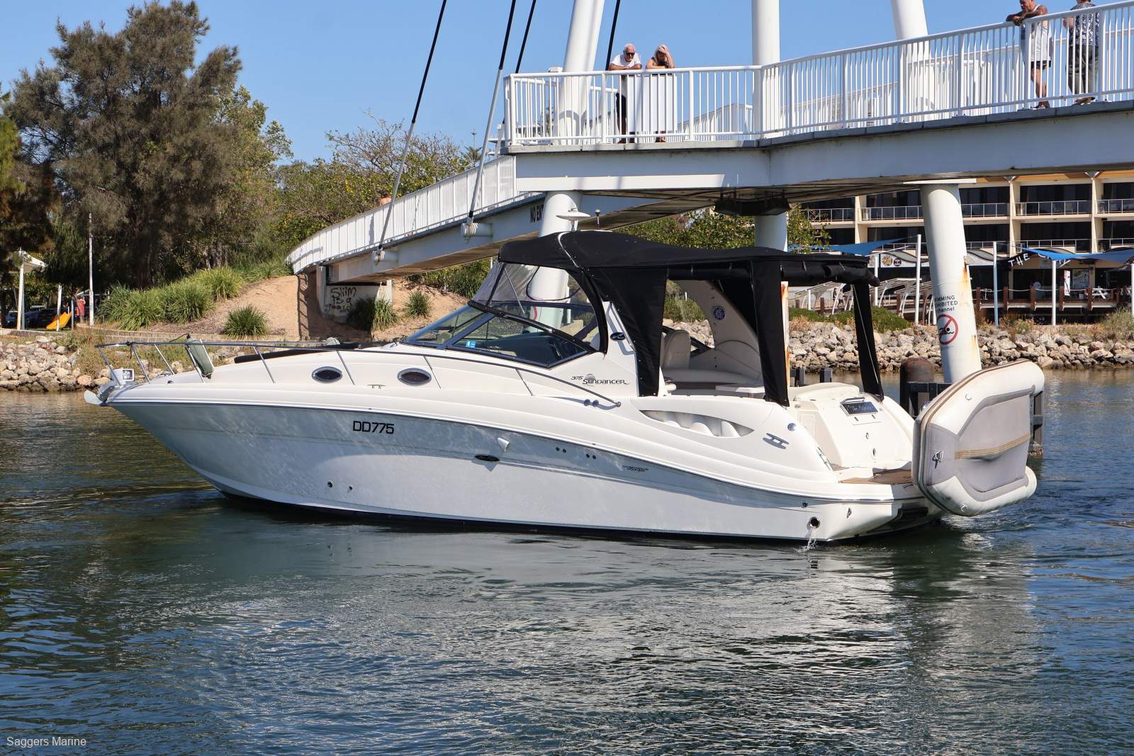 Sea Ray 375 Sundancer - The Ultimate Family Cruiser