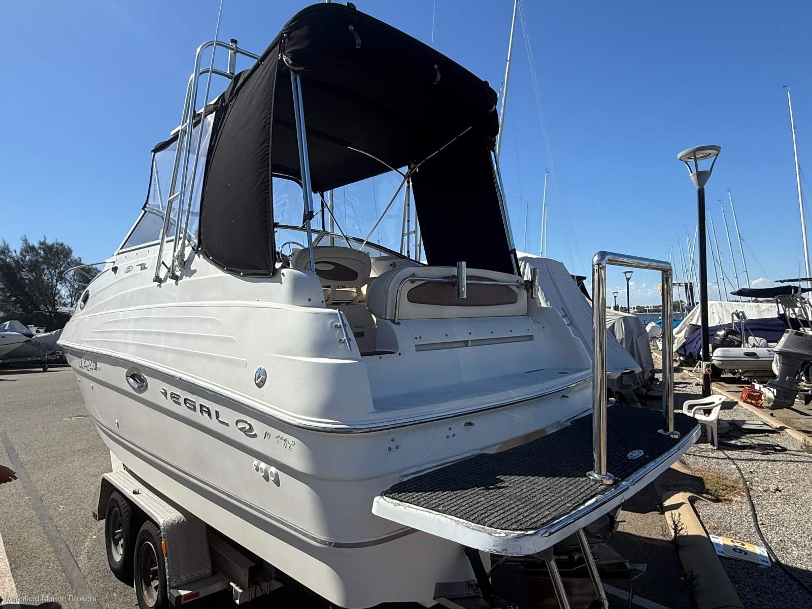 Regal 2460 Commodore