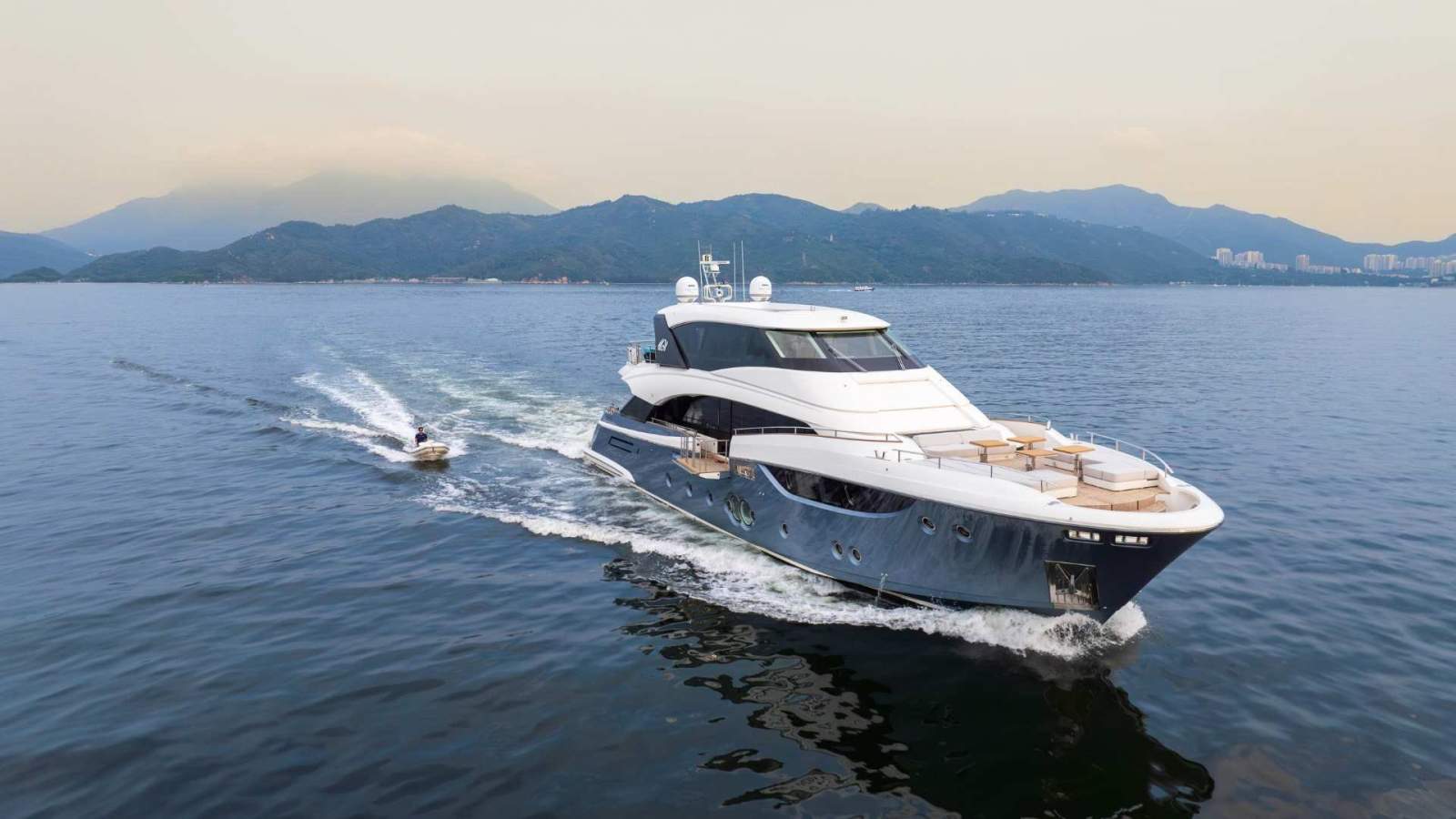 Monte Carlo Yachts 105 Skylounge