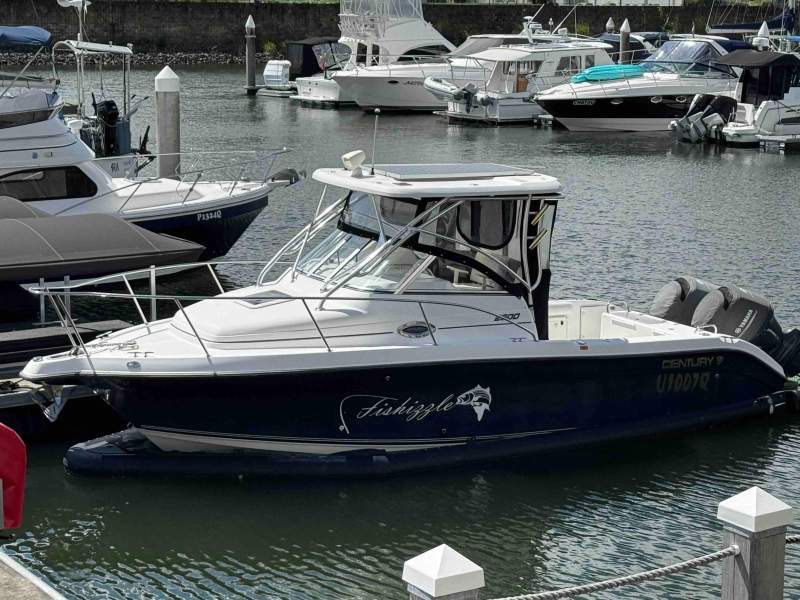 Century 2600 Walkaround Twin Yamaha 150 4-stroke