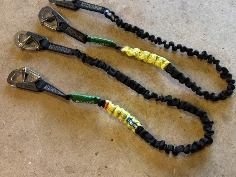 ELASTICATED TWO-HOOK SAFETY LINE