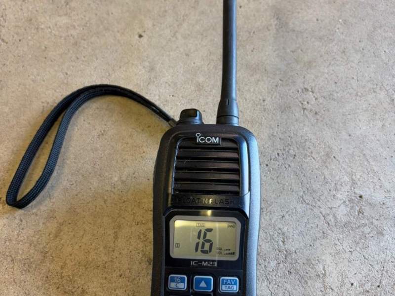 VHF HANDHELD RADIO